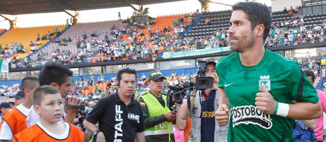 El fútbol sabatino, entre la resignación y la pasión | Referentes como Juan Pablo Ángel llevan hinchas al estadio, pero muchas veces los horarios los alejan. FOTO RÓBINSON SÁENZ