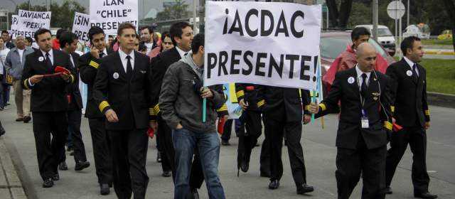Más de 200 trabajadores del sector aéreo protestaron por mejoras laborales |