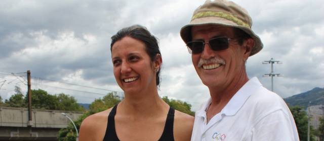 Raúl I. fue un papá para todos en la piscina | Isabel Ceballos y el técnico Raúl I. González. FOTO CORTESÍA