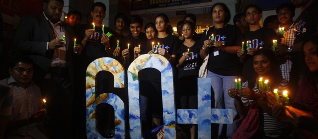En Bangalore, India, se apagaron las luces y se encendieron velas en La Hora del Planeta. Foto AP
