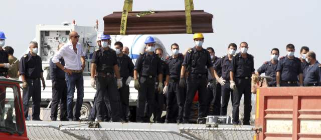 Muertos en naufragio de Lampedusa son trasladados para ser enterrados |