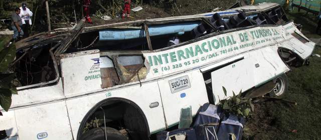Fuertes sanciones a las empresas y a los concesionarios implicados en graves accidentes ocurridos en los últimos cuatro meses, entre esos, el ocurrido el 16 de diciembre en la vía Bogotá-Girardot que dejó 26 personas muertas y 15 heridos. FOTO ARCHIVO.