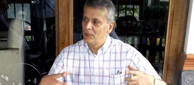 El arbitraje en el mundo anda mal: Javier Castrilli | Javier Castrilli, quien se dice feliz con sus cuatro hijos y dos nietos, aprovechó el seminario Fútbol y Convivencia de la Alcaldía de Medellín para hacer una radiografía del arbitraje. FOTO JAIME HERRERA