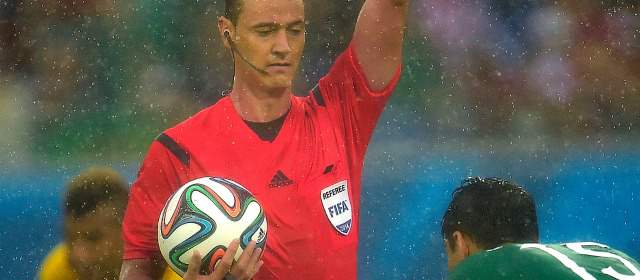 Sabor a polémica deja la terna colombiana en triunfo manito | Roldán tuvo retos difíciles en el duelo México-Camerún. FOTO AP