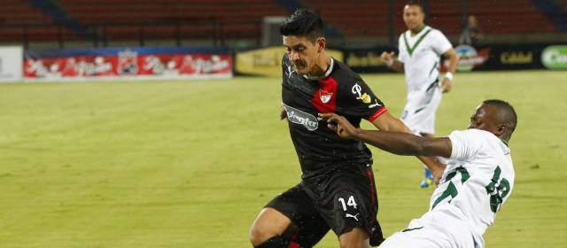 La pobreza futbolística del conjunto que volvió a lucir el traje negro le daba un matiz aún más triste a un escenario con tribunas vacías. FOTO HENRY AGUDELO