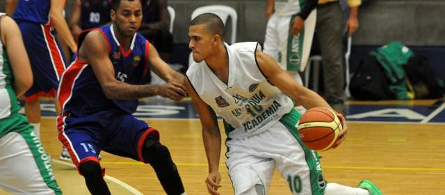 Academia pretende ganar más adeptos con su buen baloncesto | Dagoberto Peña le da solidez a Academia. FOTO hernán vanegas