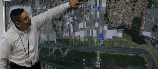 Las protestas en el Olaya develan falla interna | La zona de hangares es compleja, explica Jorge Hugo Cuartas Guzmán, gerente del Olaya Herrera. "Estamos hablando de un área de más de 100.000 metros cuadrados". FOTO ROBINSON SÁENZ