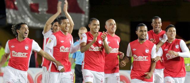 Santa Fe goleó 5-0 al Real Cartagena y lo dejó en la cuerda floja | Colprensa | Santa Fe celebró con su hinchada el marcador final.