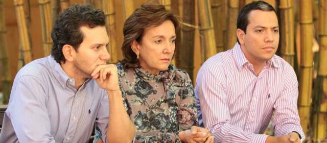 Pruebas contra Ramos son débiles: familia | Los hijos del exgobernador de Antioquia Luis Alfredo Ramos, Alfredo y Esteban, y su esposa María Eugenia. FOTO HERNÁN VANEGAS