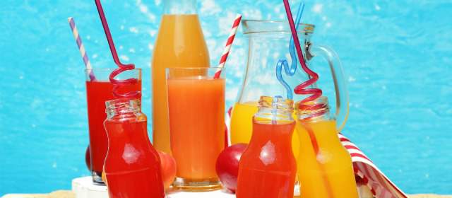 Fusión de sabores y aromas | Los cocteles "ready to drink" o listos para beber, son una buena alternativa para acompañar comidas leves o "snaks", que propician momentos íntimos y tranquilos para disfrutar con amigos. FOTO SSTOCK