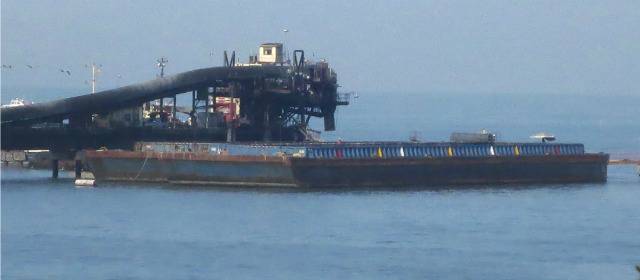Así deberá verse en la tarde de este lunes el puerto de la Drummond, en Ciénaga (Magdalena), luego del cierre total de sus operaciones para cumplir la sanción del Gobierno. | FOTO CORTESÍA ALEJANDRO ARIAS