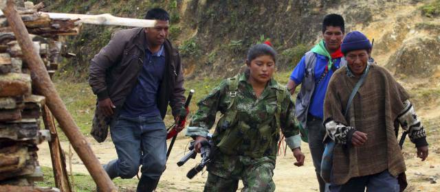 Indígenas no soportan más bala en sus resguardos | Guerrillera huye de la ofensiva del Ejército. FOTO MANUEL SALDARRIAGA