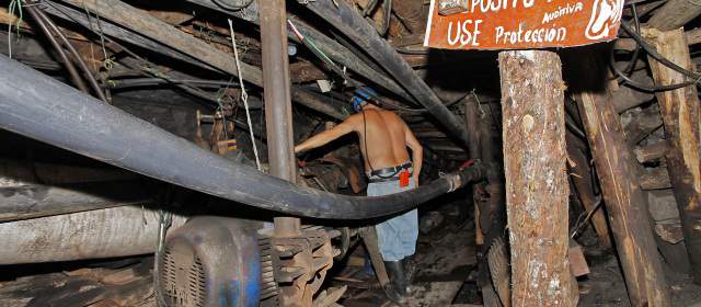 En el limbo, cierre técnico en minas de Ind. Hullera | Mientras autoridades locales, departamentales y nacionales definen qué hacer con Industrial Hullera, continúa bombeo de sus minas, en Amagá. FOTO HENRY AGUDELO