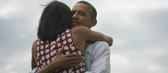 Obama batió récord en Twitter con su foto abrazando a Michelle |
