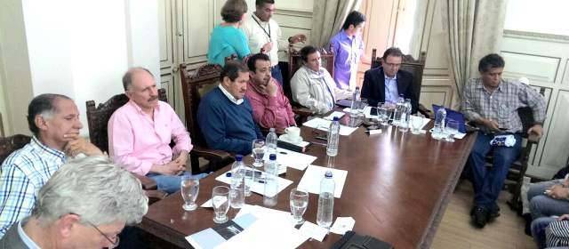 Acuerdo desbloquea vías, pero el paro agrario sigue | Vicepresidente Angelino Garzón lideró acuerdo. FOTO CORTESÍA VICEPRESIDENCIA