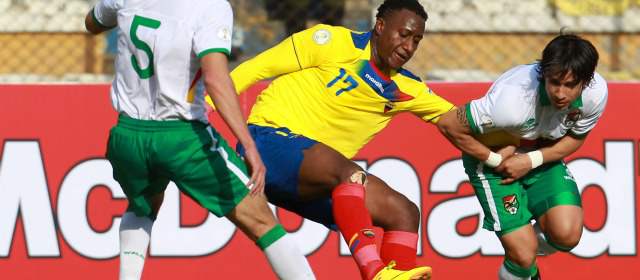 Ecuador rescató un punto vital: Rueda | Felipe Caicedo entre dos rivales bolivianos durante del juego de ayer en La Paz, 1-1 final. FOTO AP