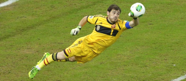 Casillas jugó su primer partido como internacional absoluto español el 3 de junio de 2000 en un empate ante Suecia. FOTO REUTERS