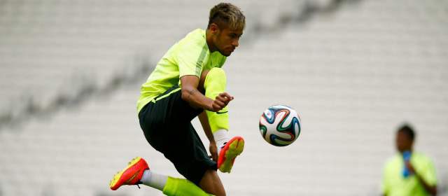 México augura un duro juego con Brasil | Neymar es centro de atención de Brasil. Aquí durante el entrenamiento de ayer, previo el juego con México. FOTO reuters