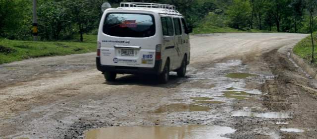 Autopistas, en senda de adjudicaciones en 2014 | La carretera a Urabá presenta el corredor más deteriorado de todos los que se intervienen en Antioquia antes de emprender las ocho concesiones que se construirán. FOTO DONALDO ZULUAGA