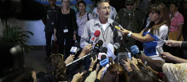Gobierno y Farc anuncian foro ciudadano para tratar el problema del agro | Rubén Zamora, el delegado de las Farc en los diálogos hace el anuncio antes de reunirse con el Gobierno. Foto: Reuters