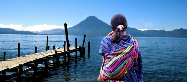 Historias de una misma Guatemala | El Lago de Atitlán es uno de los paisajes más bellos de Guatemala. Cruzándolo se llega a Santiago, un poblado indígena.