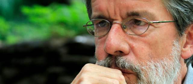 Tomás es un escritor del mar | Tomás conversó el domingo en el Jardín Botánico con Pascual Gaviria, en una charla que se llamó Dos formas de vivir el territorio. FOTO RÓBINSON SÁENZ.