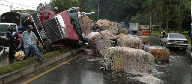 Volcamiento de camión generó congestión en La Tablaza | El accidente del camión, cargado con papel compactado, se registró pasadas las tres de la tarde de este miércoles. Foto Esteban Vanegas.