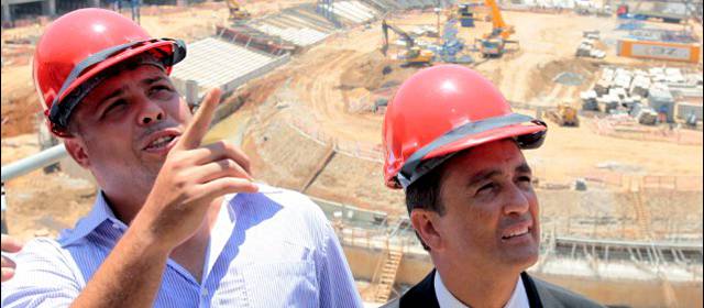 Ronaldo y Bebeto animan a obreros responsables por reforma del Maracaná | Ronaldo y Bebeto en el Maracaná inspeccionando las obras de remodelación. FOTO REUTERS