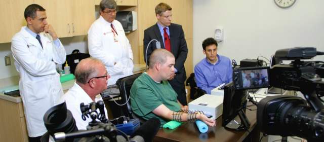 Cuadripléjico movió la mano con su mente | Ian Burkhart mueve su mano y dedos con la supervisión de los médicos. La prueba fue exitosa. CORTESÍA OHIO STATE UNIVERSITY