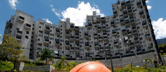 Evacuarán dos edificios por demolición de Space | Atila perforó el edificio para inyectar el explosivo para la demolición, que se efectuará el martes. FOTOS JAIME PÉREZ MUNÉVAR Y CORTESÍA