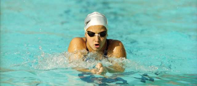 "La natación estructuró mi vida": Isabel Ceballos | Isabel Ceballos, figura histórica de la natación. En detalle, con el d.t. Raúl I. González. FOTO archivo