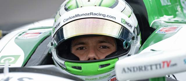 Tener el carro a punto para el domingo, es el trabajo de Carlos Muñoz hoy y mañana. FOTO Cortesía