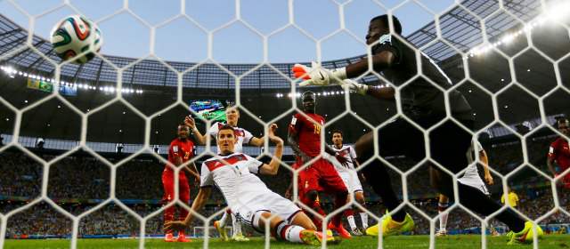 Klose: marca igualada y un tanto salvador | El alemán Miroslva Klose igualó al brasileño Ronaldo como máximo anotador de los Mundiales de fútbol, con 15 goles. Foto Reuters