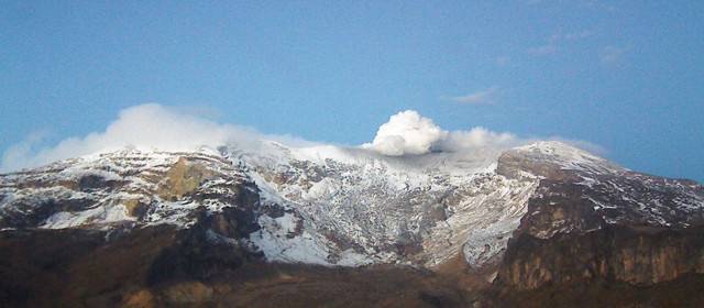 Volcán Nevado del Ruiz continúa en alerta naranja | Este lunes, la columna de gases y ceniza alcanza 250 metros de altura y afecta la zona occidental. Foto cortesía Ingeominas.