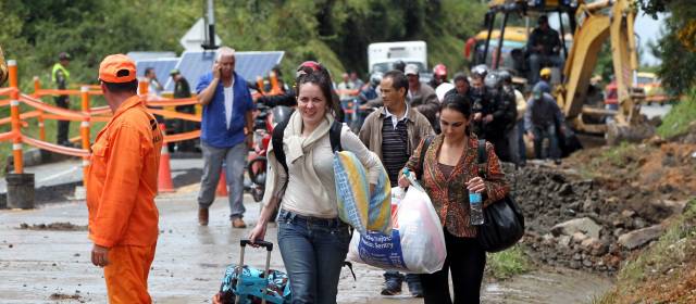 Ocho días estará cerrada vía a Bogotá | Ayer hacia el mediodía, se suspendió, incluso, el paso de peatones por la vía como medida preventiva. FOTO JAIME PÉREZ