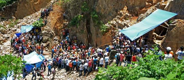 Pierden esperanza de hallar vivos a mineros atrapados por derrumbe en Honduras | FOTO AFP