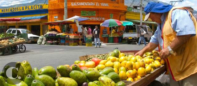 Ordenan monitoreo diario del techo de la plaza de mercado de Bello | La incertidumbre ronda a los comerciantes de la plaza de mercado de Bello. FOTO ESTEBAN VANEGAS
