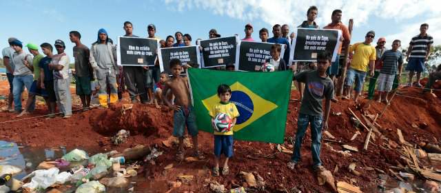 ¿Se desinflan las marchas contra el Mundial de Brasil? | Mientras tanto, en Brasilia, manifestantes se congregaron en el tugurio de Santa Luzia. FOTO REUTERS