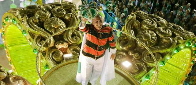 La Fifa confía en el compromiso de Brasil-2014 | En los más alto de la carroza, Zico, ídolo brasileño. FOTO Reuters