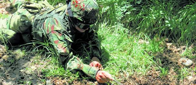 Momento en que un experto del grupo Exde, (Experto en explosivos del Ejército), desarrolla la labor de poner el detonante para desactivar el artefacto explosivo en Yondó, Antioquia. FOTO Cortesía