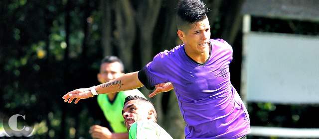 Mateo tendrá su primer juego de titular en la A | Mateo Cardona (de morado) fue de los más exigidos ayer en el Envigado. A los 18 años debutó en Liga ante Pasto. FOTO jaime pérez