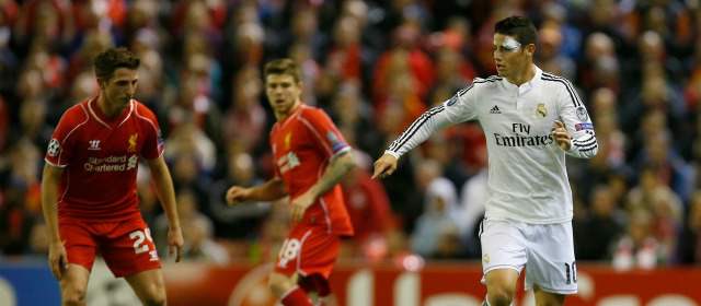 James sigue marcando historia | Pese a sufrir un corte, tras el choque con un rival, James permaneció en la cancha. FOTO AP