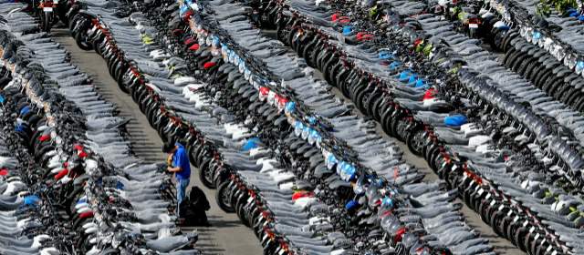 Con lupa revisan el Soat para las motos | En promedio 400.000 personas son atendidas con Soat por accidentes en motos. En 2014 se han regisrado 40.182 siniestros en el país. El 80% de los mismos involucró a motociclistas. FOTO JUAN ANTONIO SÁNCHEZ