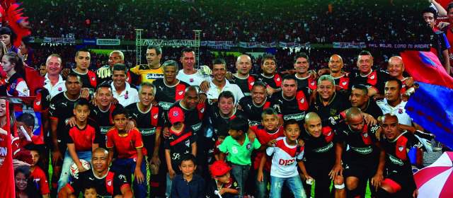 Afición es lo que tiene el Independiente Medellín | Emotivo reencuentro de los representantes de varias generaciones del DIM. FOTO Juan Antonio Sánchez