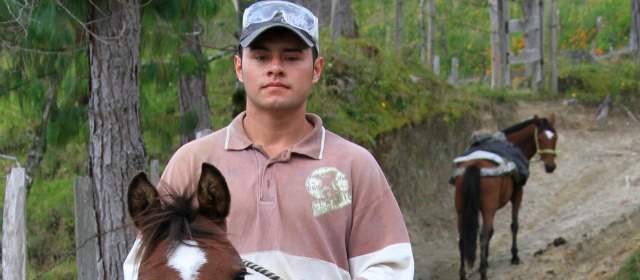 Un abogado campesino | Edwin Montes en actividad, cerca a Sonsón. FOTO RÓBINSON SÁENZ