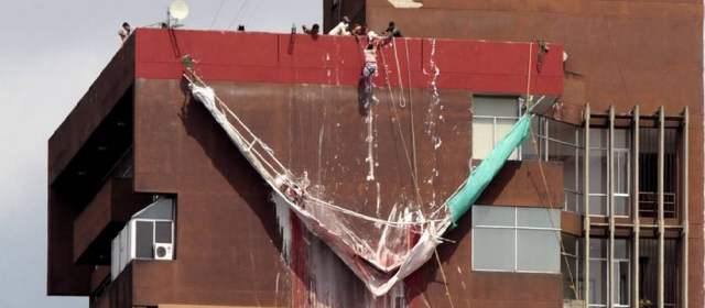 Colgados de un andamio quedaron dos trabajadores en Bucaramanga |