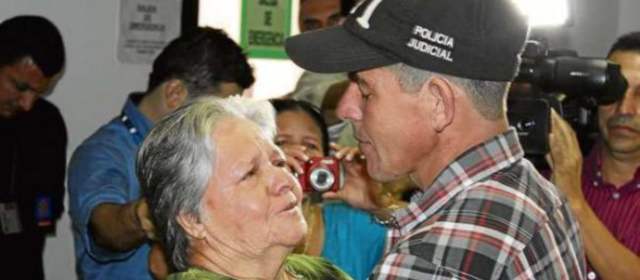 Flor solo le pudo dar un abrazo a su hijo que ahora tiene 40 años, pues segundos después y producto de la impresión de verlo, se desplomó en una silla, por lo que tuvo que ser atendida por un médico. FOTO COLPRENSA.
