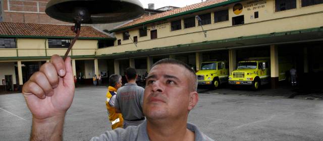 Estudio del Concejo de Medellín pide demoler 3 sedes de bomberos | Si al Concejo le suena la campana y logra conseguir la aprobación de recursos para demoler y reconstruir las estaciones de bomberos, este edificio de la Libertadores, con más de 50 años existencia, se vería renovado y con capacidad sismorresistente. FOTO MANUEL SALDARRIAGA