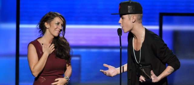 "Quería agradecerles porque siempre han creído en mí", afirmó Bieber mientras miraba a su madre. FOTOGRAFÍA AP
