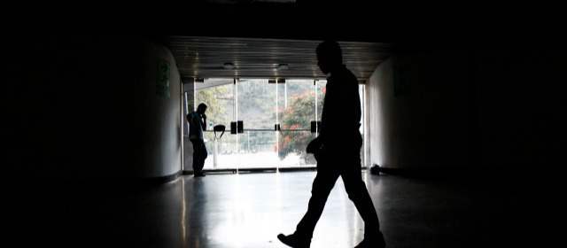 Apagón de Venezuela sacó a la luz la crisis energética | Tras seis horas de apagón, la energía fue llegando poco a poco a algunos estados. FOTO REUTERS